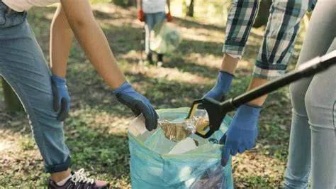 Bénévoles ramassant des déchets en forêt