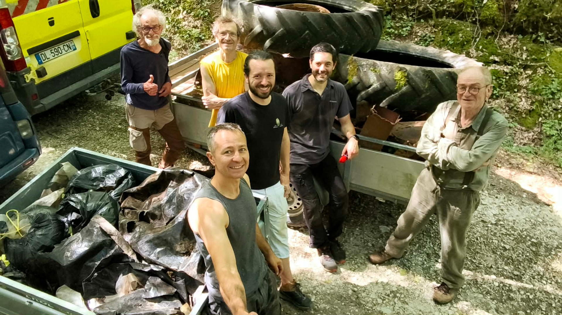 Bénévoles ramassant des déchets en forêt