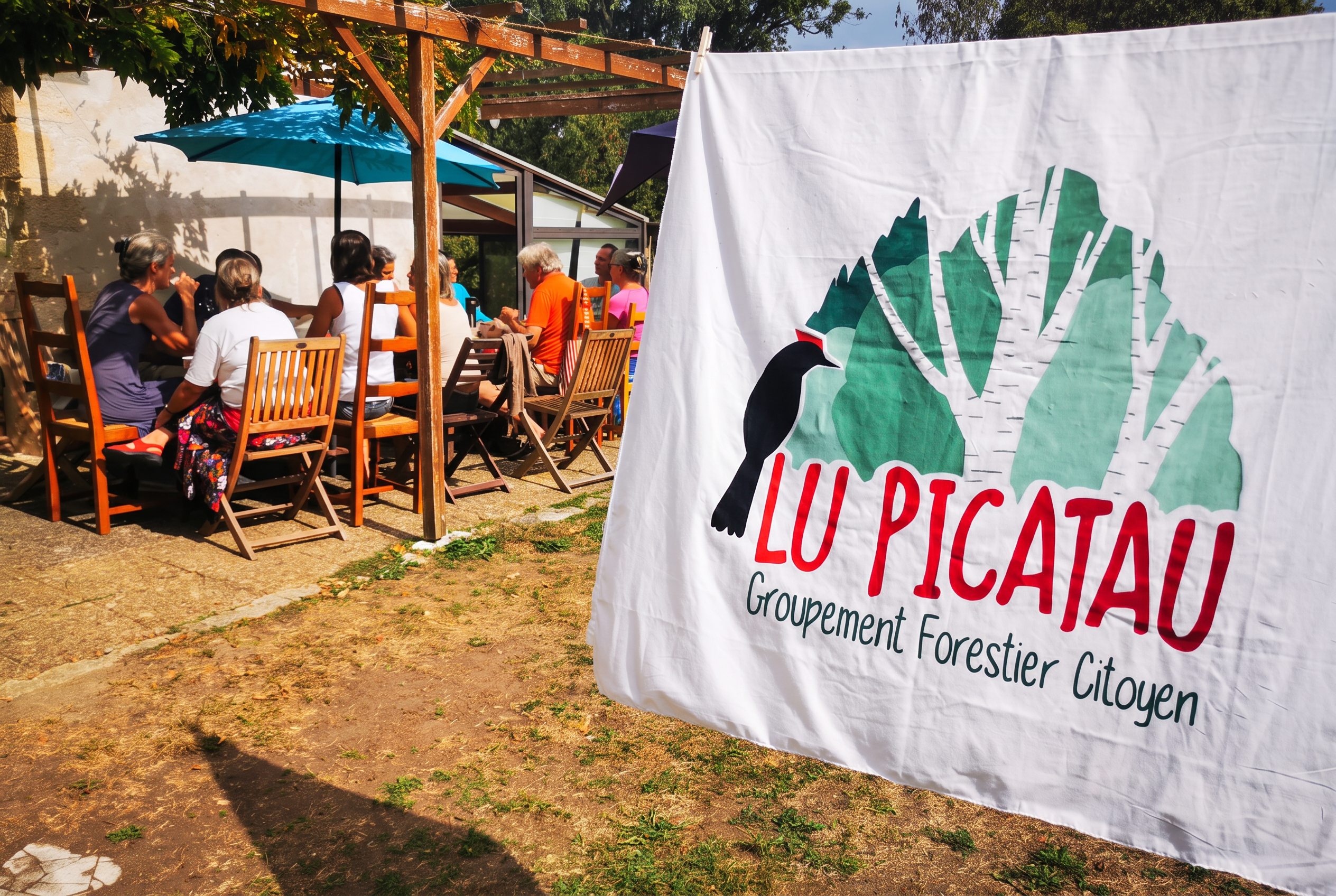 Bannière Lu Picatau avec des associé·es réunis en extérieur